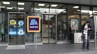 Eden od lani najbolj razvpitih primerov ogla&scaron;evanja, za katere je ogla&scaron;evalsko razsodi&scaron;če razsodilo, da kr&scaron;ijo slovenski ogla&scaron;evalski kodeks, je bilo ogla&scaron;evanje družbe Hofer trgovina. Foto: Luka Cjuha&nbsp;