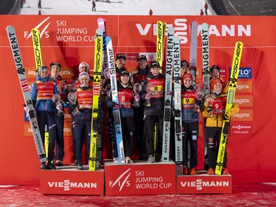 Slovenija bi po daljavah morala stati na odru za zmagovalce, a je v se&scaron;tevku točk manjkal en skok Timija Zajca. Foto: AP