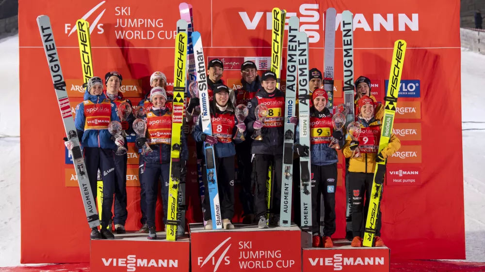 Slovenija bi po daljavah morala stati na odru za zmagovalce, a je v se&scaron;tevku točk manjkal en skok Timija Zajca. Foto: AP