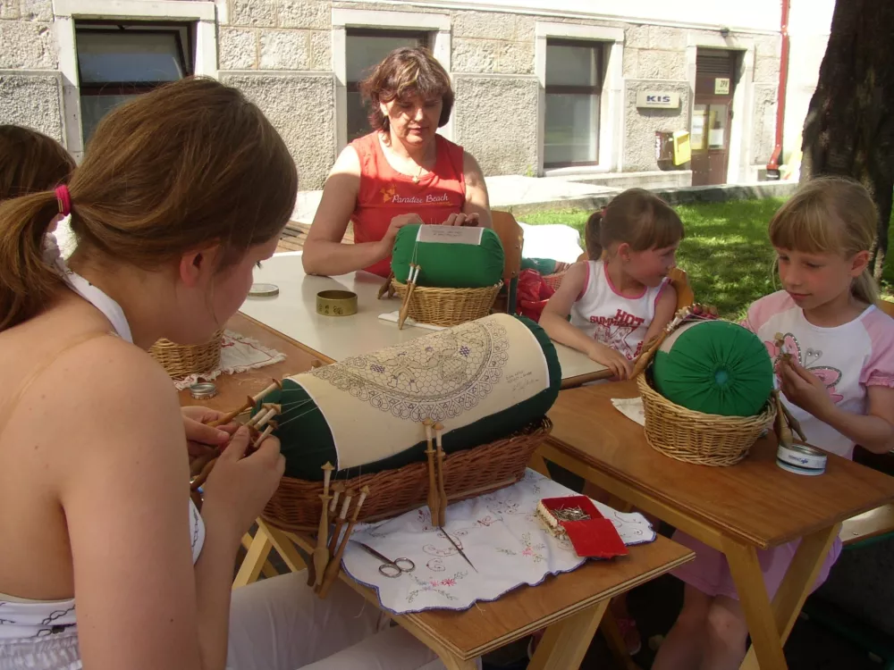 kljekljarice Idrija, idrijska čipka / Foto: Nata&scaron;a Ozebek