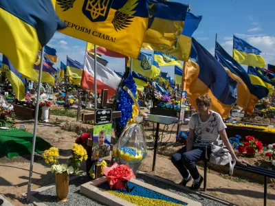 Harkiv voja&scaron;ko pokopali&scaron;če 1805.2024 - UKRAJINA - Reportaža Ukrajina pred poletno ofenzivoFOTO: Luka Cjuha