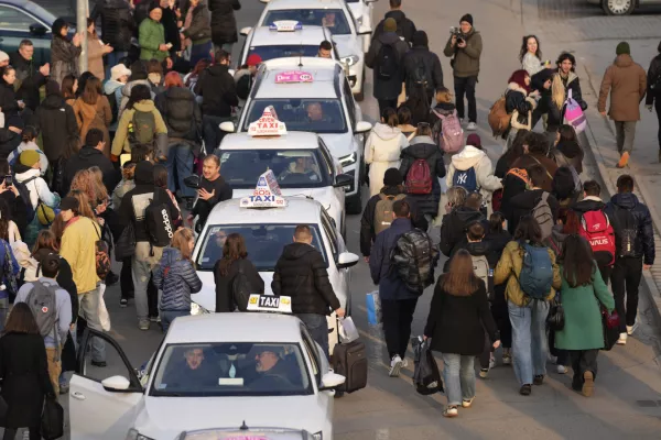 A taxi driver arrives to bring students back to Belgrade after a protest over the collapse of a concrete canopy that killed 15 people more than two months ago, in Novi Sad, Serbia, Sunday, Feb. 2, 2025. (AP Photo/Darko Vojinovic)