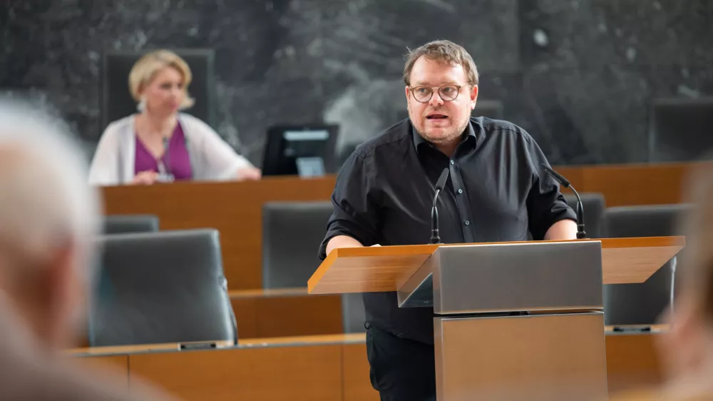 Dolgotrajna oskrba na domu bo v obsegu, do katerega bo posameznik upravičen, zanj brezplačna, zato na centrih pričakujejo veliko &scaron;tevilo vlog, a o njih bodo začeli odločati &scaron;ele tik pred zdajci. Minister Simon Maljevac bi podprl zgodnej&scaron;i rok. Foto: STA