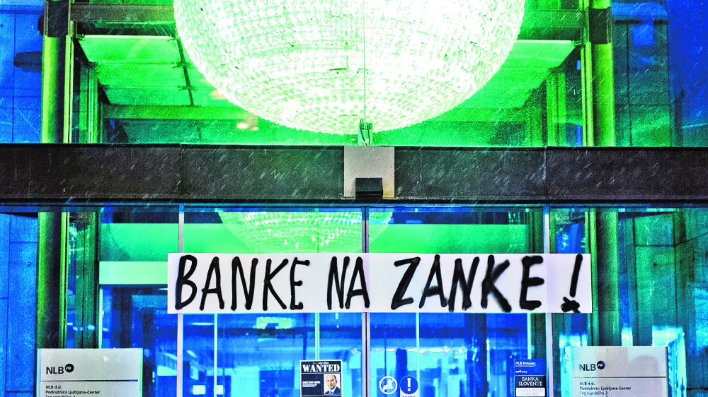 - ilustrativna fotografijakapitalizem, varčevalni ukrepi, zategovanje pasu, finančna kriza, NLB, banka, banke, transparent, pohlep, bančni&scaron;tvo- Ljubljana 2012 - protest proti politični in županski eliti v Sloveniji 2012 - GOTOVI SO! - shod na Kongresnem trgu - pohod po ljubljani//FOTO: Tomaž Zajel&scaron;nik 