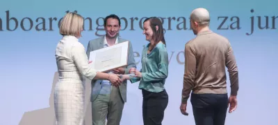 - Nagrada Zlata praksa za podjetje BE- terna d.o.o.-Tina Posavec, senior HR buisiness partner BE-terna in Iztok Juvan, dir. regijskega področja,- Petra Golmajer, vodja marketinga Dnevnik d.d.- Voditelj in povezovalec Robert Petan,- 29.03.2024. Zlata Nit, zaključek medisko raziskovalnega projekta časopisne družbe Dnevnik d.d. s podelitvijo nagrad najboljšim zaposlovalcem v Sloveniji.//FOTO: Bojan Velikonja