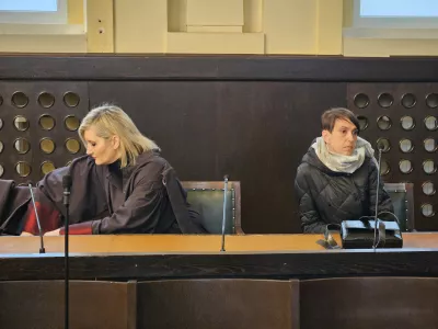 Irena Tihec, ob njej odvetnica Vesna Gy&ouml;rk&ouml;s Žnidar, se brani s prostosti. 