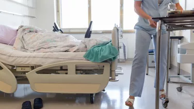 - simbolična fotografija - bolni&scaron;ka soba - postelja - bolnik - medicinska sestra- 23.03.2017 - Interna klinika UKC Ljubljana - Klinični oddelek za pljučne bolezni in alergije - obnovljeni prostori - zdravstvo //FOTO: Matjaž Ru&scaron;t