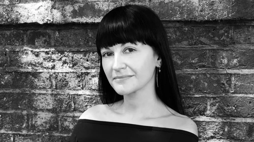 Kay Barron: avtorica je po eni strani modna urednica z dolgoletnimi izku&scaron;njami pri revijah, kot so Vogue, The Independent, Financial Times, Grazia, Harperʼs Bazaar, po drugi strani pa kot modna direktorica podjetja Net-A-Porter izhaja iz prakse,