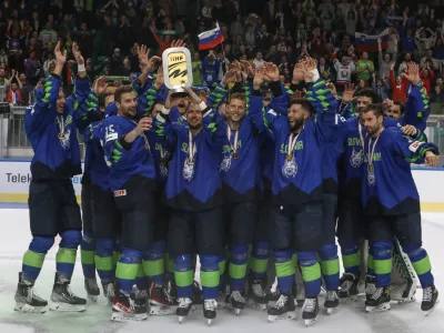 - Slovenska hokejska reprezentanca je v dvorani Tivoli prejela pokal za zmago na svetovnem prvenstvu 1. divizije (skupina A) in se desetič veselila napredovanja v elitno skupino. - 08.05.2022 - hokej &ndash; Slovenija: Južna Koreja, SP divizije I, skupina A, //FOTO: Luka Cjuha