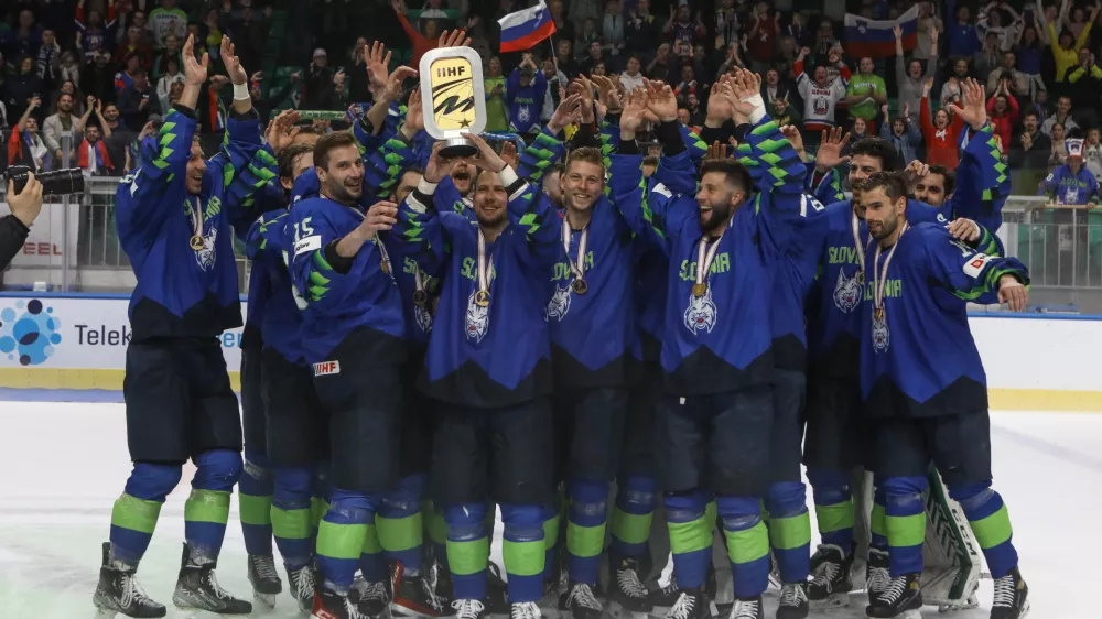 - Slovenska hokejska reprezentanca je v dvorani Tivoli prejela pokal za zmago na svetovnem prvenstvu 1. divizije (skupina A) in se desetič veselila napredovanja v elitno skupino. - 08.05.2022 - hokej &ndash; Slovenija: Južna Koreja, SP divizije I, skupina A, //FOTO: Luka Cjuha