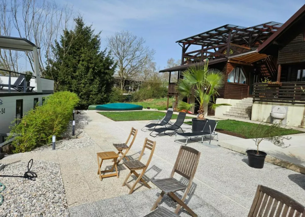 Hi&scaron;ki stojita ob Dolgem bregu, na reki pred hi&scaron;o, ki jo podjetje Apartment oddaja na platformi Booking.&nbsp;Foto: zajem zaslona