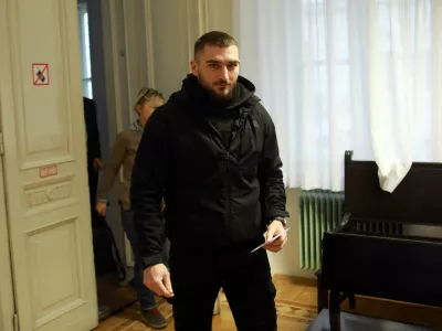 Kenan Nuhanović se je na sodi&scaron;ču edini oglasil &ldquo;v živo&rdquo;. Foto: Mojca Furlan - Rus