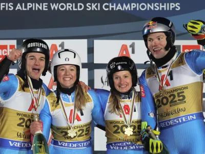 04 February 2025, Austria, Saalbach-Hinterglemm: (L-R) Italian alpine ski racers Filippo Della Vite, Lara Della Mea, Giorgia Collomb and Alex Vinatzer celebrate on the podium after winning the Mixed Parallel final at the FIS Alpine World Ski Championships in Saalbach. Photo: Jens B&uuml;ttner/dpa