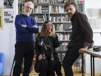 - 19.12.2024 - oblikovalski kolektiv Grupa Ee, leto&scaron;nji nagrajenci Pre&scaron;ernovega sklada//FOTO: Jaka Gasar