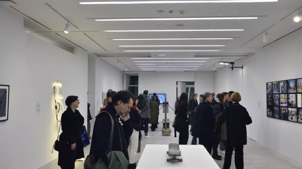 Rolka, izdelana iz cestnih ovir &ndash; delo francoskega umetnika The Wa &ndash; na razstavi Predstava mesta v Muzeju sodobne umetnosti Metelkova. Foto: Dejan Habicht, Moderna galerija