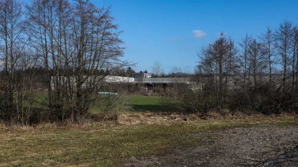- 04.02.2025. - Travni&scaron;ka nezazidljiva parcela pred Industrijsko cono Želodnik.//FOTO: Bojan Velikonja