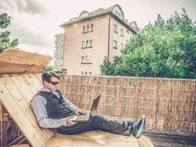 Working on a laptop at home, working on a terrace / Foto: Miha9000