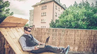 Working on a laptop at home, working on a terrace / Foto: Miha9000