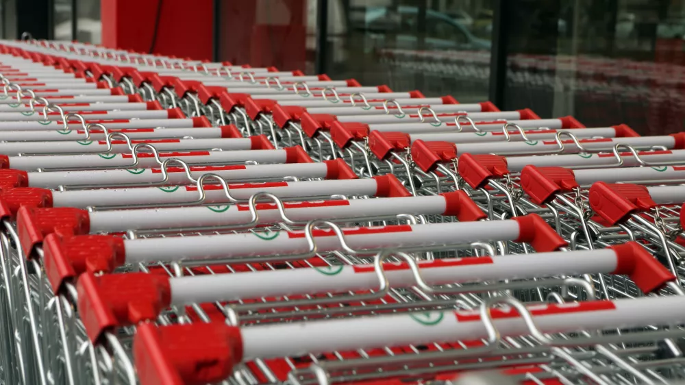 - nakupovalni voziček Spar- 23.10.2017 &ndash; &Scaron;tepanjsko naselje - Spar Slovenija gradi svoj stoti trgovski center v križi&scaron;ču Litijske in Hru&scaron;evske ceste v Ljubljani &ndash; gradnja - gradbi&scaron;če//FOTO: Bojan Velikonja