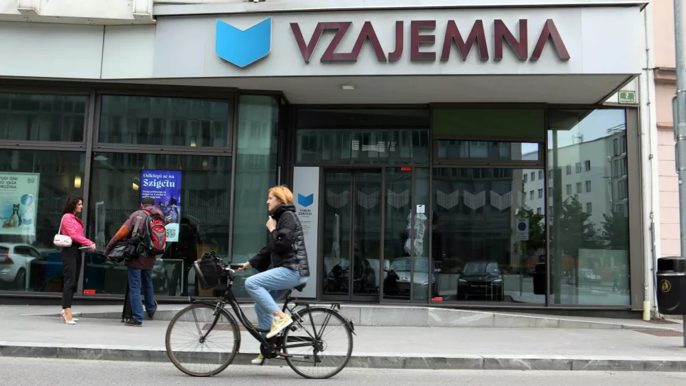- Simbolična fotografija - Zavarovalnica Vzajemna Poslovalnica Ljubljana, Vo&scaron;njakova ulica 2 v Ljubljani - stavba - uprava- 18.05.2023 &ndash; Vzajemna, zdravstvena zavarovalnica &ndash; uprava predstavila stali&scaron;če in nadaljnje korake v zvezi z uredbo o določitvi najvi&scaron;je cene premije dopolnilnega zdravstvenega zavarovanja in novelo zakona o zdravstvenem varstvu in zdravstvenem zavarovanju//FOTO: Tomaž Skale / Foto: Tomaž Skale