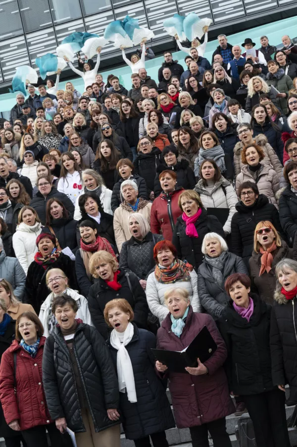 Pevci iz 21 gori&scaron;kih pevskih zborov so skupaj zapeli pesem Dan ljubezni. / Foto: Nik Erik Neubauer