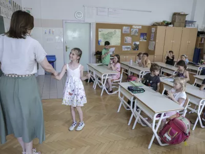 - 23.06.2023 - zaključek &scaron;olskega leta in začetek poletnih počitnic 2023 - zadnji dan pouka v &scaron;olskem letu 2022/23 - &scaron;olstvo, spričevala, učenci - osnovna &scaron;ola - Majda Vrhovnik //FOTO: Jaka Gasar