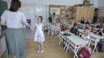 - 23.06.2023 - zaključek &scaron;olskega leta in začetek poletnih počitnic 2023 - zadnji dan pouka v &scaron;olskem letu 2022/23 - &scaron;olstvo, spričevala, učenci - osnovna &scaron;ola - Majda Vrhovnik //FOTO: Jaka Gasar