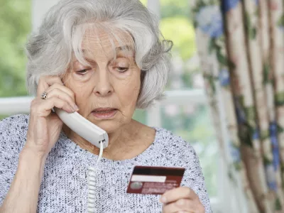 Starej&scaron;a gospa med telefonskim pogovorom. Slika je simbolična. / Foto: Istock