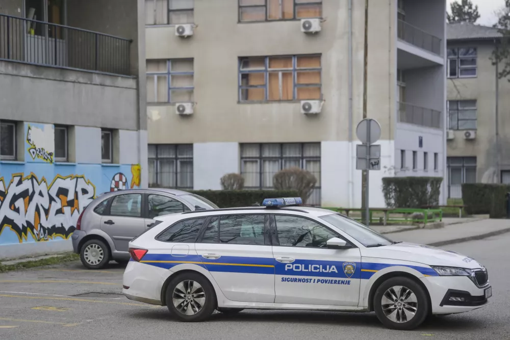 Policija pred Elektrotehni&scaron;ko in Strojno &scaron;olo Frana Bo&scaron;njakovića v Konaovski ulici. Foto: Pixsell