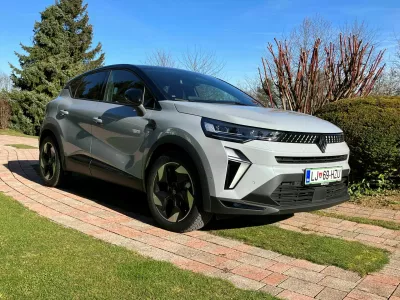 Renaultov captur je v&scaron;ečno oblikovan majhen &scaron;portni terenec, ki mu hibridni pogon &scaron;e kako pristaja. Zmogljivosti so povprečne. Foto: Matej &Scaron;takul
