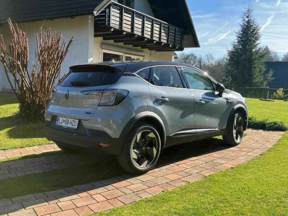 Zadnja klop je vzdolžno pomična, kar pomeni, da prtljažnik v osnovi pogoltne od 348 do 480 litrov. Notranjost je zasnovana sodobno.&nbsp;Foto: Matej &Scaron;takul