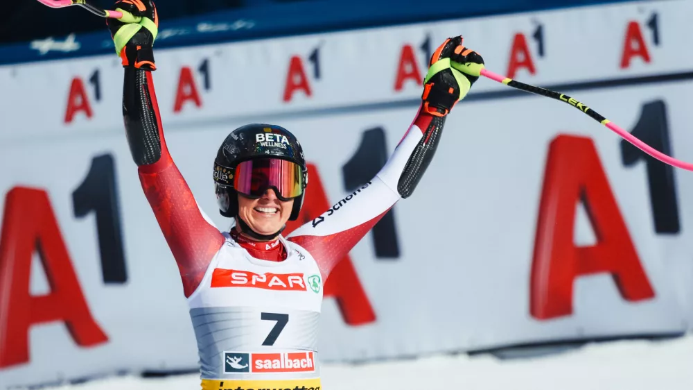 06 February 2025, Austria, Saalbach-Hinterglemm: Austria's Stephanie Venier celebrates her best time in the finish area of the Women's Super G race during the FIS Alpine World Ski Championships in Saalbach. Photo: Jens B&uuml;ttner/dpa