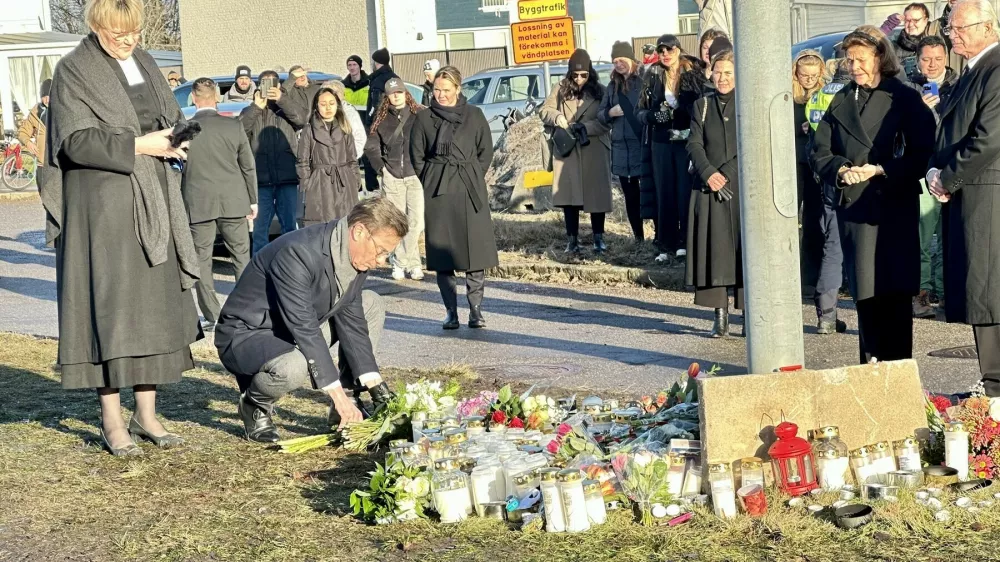 Žrtvam streljanja so se poklonili tudi &scaron;vedski kralj Karl XVI in kraljica Silvija ter &scaron;vedski premier Ulf Kristersson. Foto: Profimedia