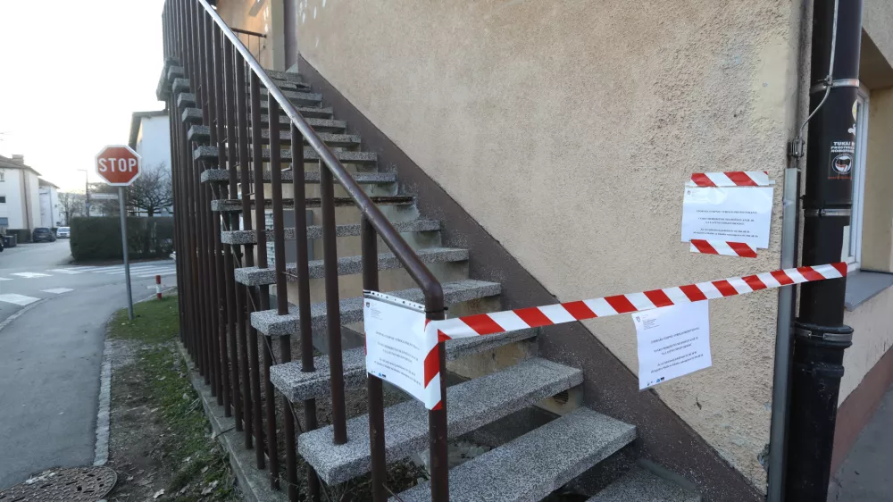 6.02.2025 - Dom skupnosti Savsko naselje - po&scaron;kodovane stopniceFoto: Luka Cjuha