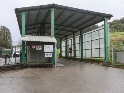 Za zbirni center Ostri vrh je in&scaron;pekcija že leta 2020 ugotovila, da ni urejen v skladu z zakonodajo. Foto: Bojan Velikonja