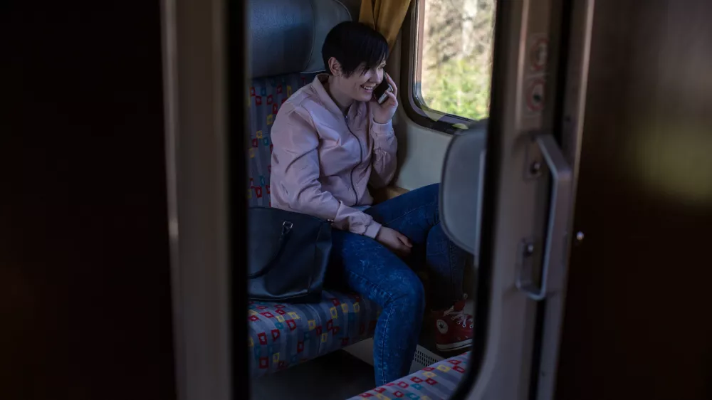 - potniki - telefoniranje, smeh   - 28.03.2017 - Slovenske železnice (SŽ) - Potni&scaron;ki promet - z vlakom iz Ljubljane v Metliko  /FOTO: Jaka Gasar