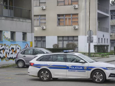 Policija pred Elektrotehni&scaron;ko in Strojno &scaron;olo Frana Bo&scaron;njakovića v Konaovski ulici. Foto: Pixsell