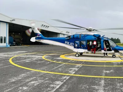 Policijski helikopter z ekipo gorskih re&scaron;evalcev.