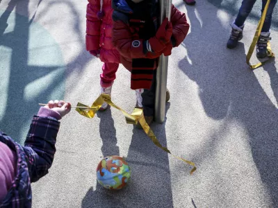 - simbolična fotografija - otro&scaron;ka igra - otro&scaron;ko igri&scaron;če- 19.02.2015 - Vrtec &Scaron;entvid, - dan odprtih vrat - pred&scaron;olski otroci -  //FOTO: Jaka Gasar