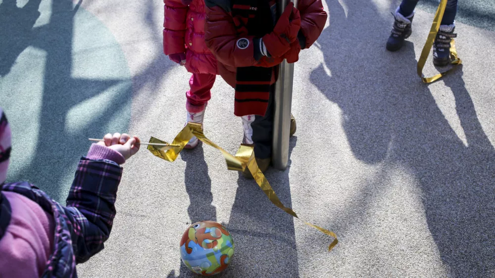 - simbolična fotografija - otro&scaron;ka igra - otro&scaron;ko igri&scaron;če- 19.02.2015 - Vrtec &Scaron;entvid, - dan odprtih vrat - pred&scaron;olski otroci -  //FOTO: Jaka Gasar