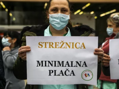 UKC Ljubljana - strežnica - minimalna plača - 16.02.2022 - stavka sindikatov zdravstva in socialnega varstva - reprezentativni sindikati zdravstva in socialnega varstva z vladno stranjo niso zbližali stali&scaron;č glede stavkovnih zahtev, med drugim po zvi&scaron;anju plač, - protest &ndash; protestni shod &ndash; zdravstvo &ndash; zdravstveni delavci - //FOTO: Luka Cjuha.
