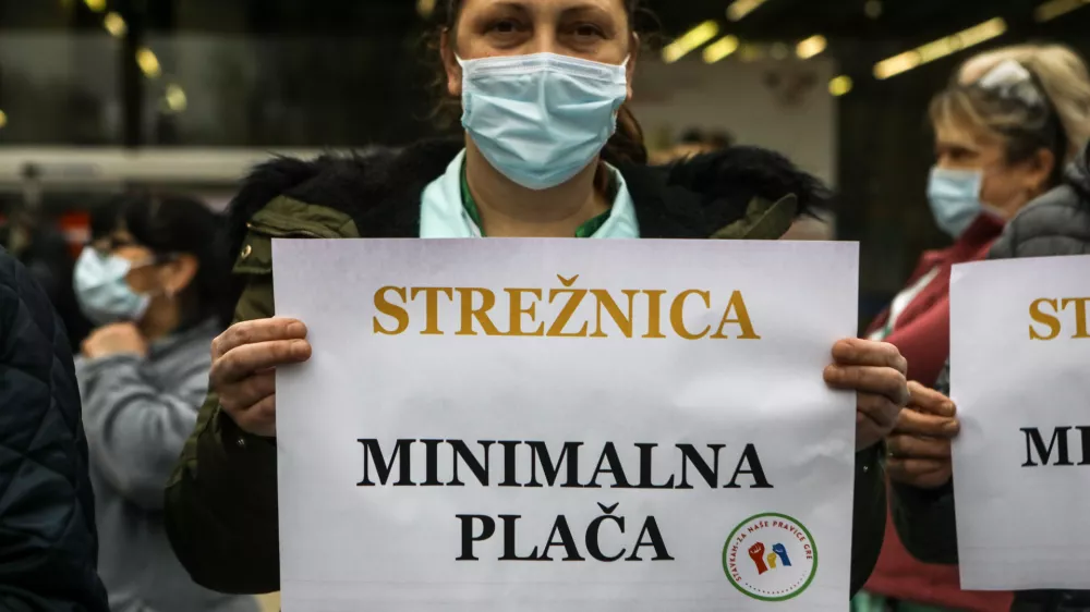 UKC Ljubljana - strežnica - minimalna plača - 16.02.2022 - stavka sindikatov zdravstva in socialnega varstva - reprezentativni sindikati zdravstva in socialnega varstva z vladno stranjo niso zbližali stali&scaron;č glede stavkovnih zahtev, med drugim po zvi&scaron;anju plač, - protest &ndash; protestni shod &ndash; zdravstvo &ndash; zdravstveni delavci - //FOTO: Luka Cjuha.