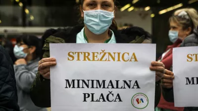 UKC Ljubljana - strežnica - minimalna plača - 16.02.2022 - stavka sindikatov zdravstva in socialnega varstva - reprezentativni sindikati zdravstva in socialnega varstva z vladno stranjo niso zbližali stali&scaron;č glede stavkovnih zahtev, med drugim po zvi&scaron;anju plač, - protest &ndash; protestni shod &ndash; zdravstvo &ndash; zdravstveni delavci - //FOTO: Luka Cjuha.