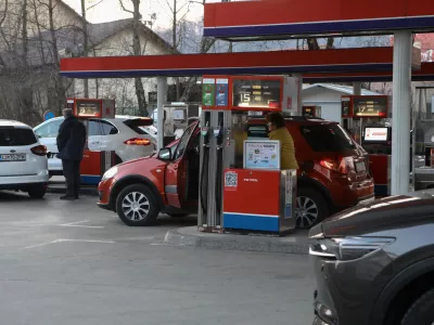 Bencinski servis Petrol - &Scaron;martinska cesta v Ljubljani.- 07.03.2022 - podražitev pogonskih goriv v Sloveniji - gneča na bencinskih črpalkah - liter bencina dražji za deset centov, liter dizla dražji za dvajset centov - kolona vozil. //FOTO: Luka Cjuha