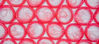 2E1HR89 Top view of pink condoms on white background. Concept of Safe sex. Reduce of pregnancy and sexually transmitted disease. Foto: Reuters/Alamy