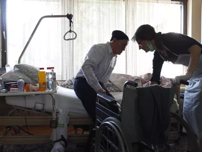 &Scaron;tevilni obstoječi izvajalci pomoči na domu nimajo dovolj kadra že za izvajanje pomoči na domu, kaj &scaron;ele dodatnih storitev v okviru dolgotrajne oskrbe na domu. Fotografija je simbolična. Foto: Luka Cjuha&nbsp;