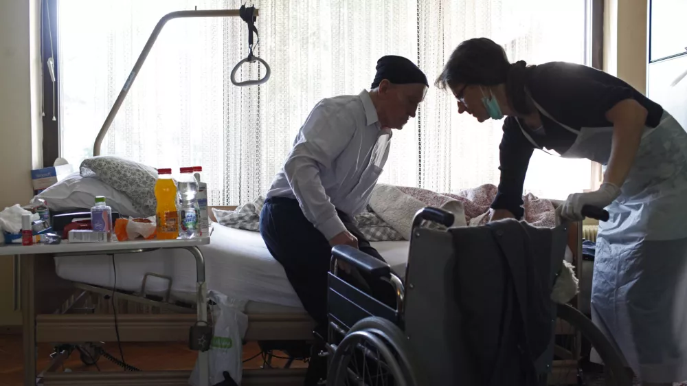 &Scaron;tevilni obstoječi izvajalci pomoči na domu nimajo dovolj kadra že za izvajanje pomoči na domu, kaj &scaron;ele dodatnih storitev v okviru dolgotrajne oskrbe na domu. Fotografija je simbolična. Foto: Luka Cjuha&nbsp;