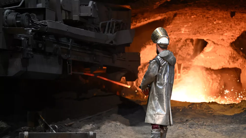 FILED - 10 December 2024, North Rhine-Westphalia, Duisburg: A steel worker stands in front of a blast furnace at a Thyssenkrupp Steel plant. Representatives of Germany's steel industry and the government in Berlin sounded the alarm on Monday after US&nbsp;President Donald Trump suggested 25% tariffs on steel and aluminium imports would soon come into force. Photo: Federico Gambarini/dpa
