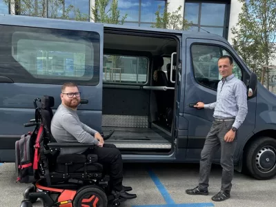 Kljub izbolj&scaron;evanju splo&scaron;ne ozave&scaron;čenosti se &scaron;e vedno dogaja, da invalidi zaradi tak&scaron;nih in drugačnih razlogov ne morejo enakovredno uporabljati javnega potni&scaron;kega prometa. Ponekod so re&scaron;itev prevozi na klic. Fotografija je simbolična. Foto: MOPE