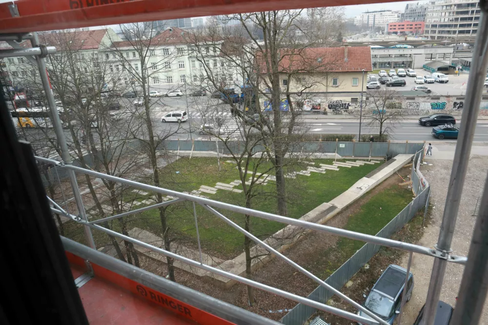 Na ljubljanski občini &scaron;e niso napovedali, kdaj bodo odstranili panelno ograjo okrog Tomanovega parka. Foto: Tomaž Skale